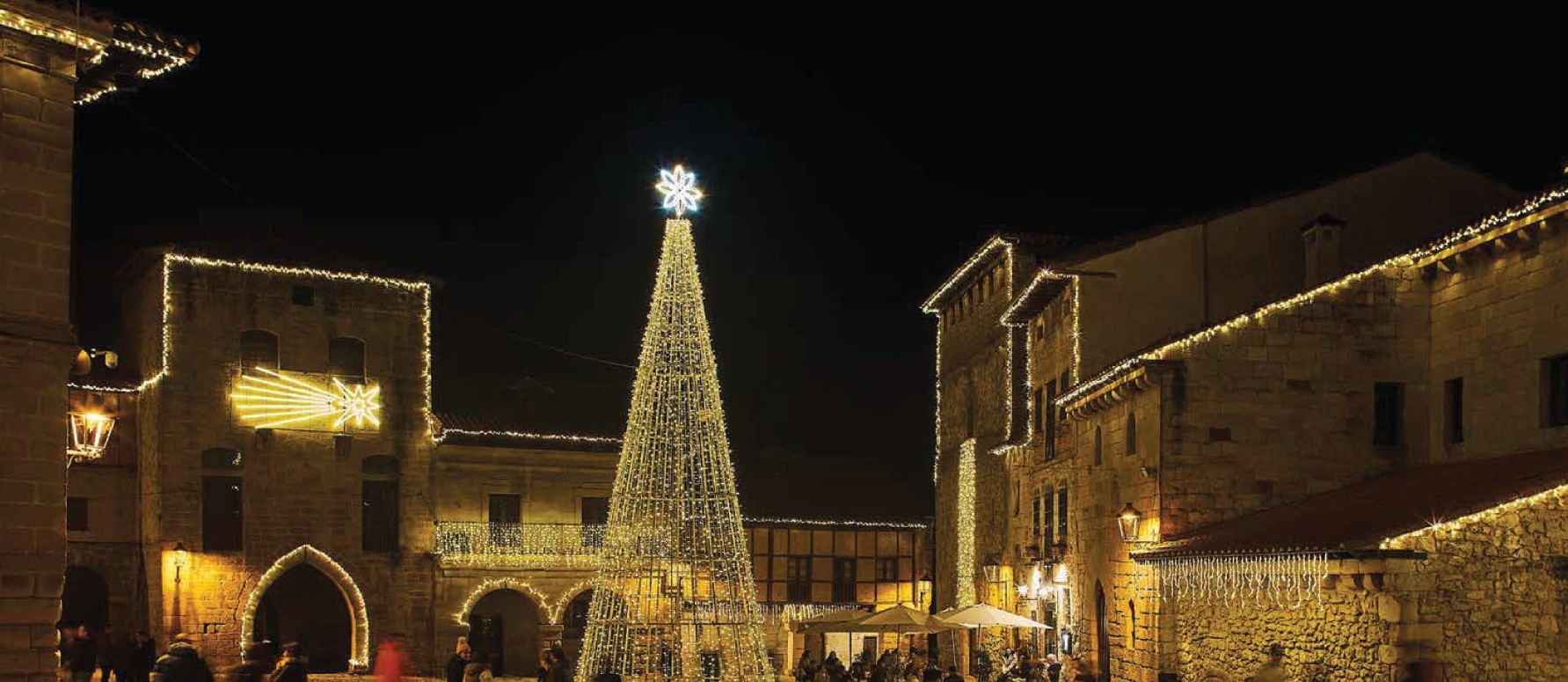 Plaza iluminada con árbol de Navidad LED de gran formato